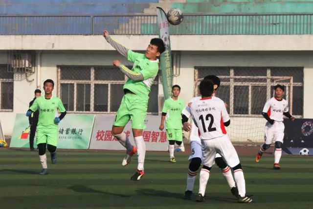 拉塞尔44分字母哥三双 湖人险胜雄鹿重回第九